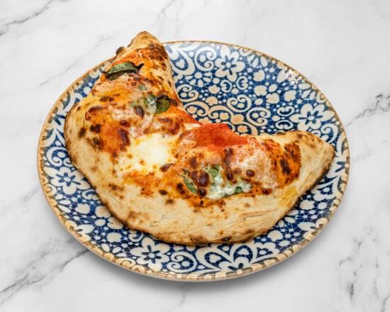 Un calzone doré et farci.
