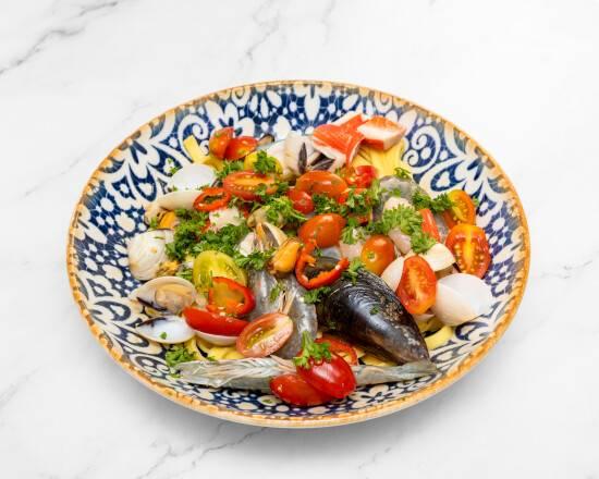 Un plat de pâtes italiennes fraîches.